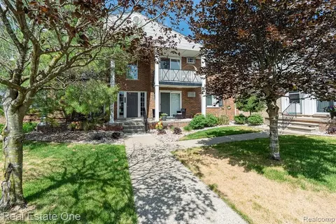1121 Tienken Ct, Rochester Hills, MI 48306