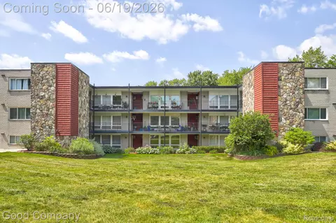 4345 Crooks Rd #4, Royal Oak, MI 48073