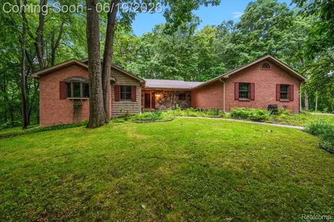 670 Rolling Acres Dr, Brandon, MI 48462