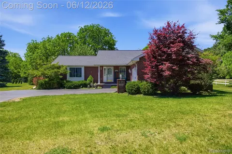 16362 Paddock Club Blvd, Fenton, MI 48451