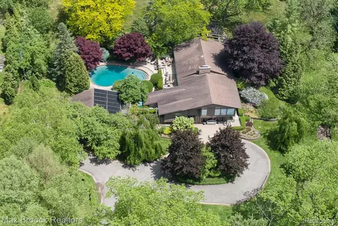 20 Martell Dr, Bloomfield Hills, MI 48304