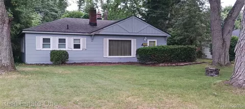 165 Wabasso St, Wolverine Lake, MI 48390
