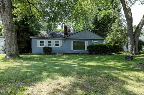 165 Wabasso St, Wolverine Lake, MI 48390