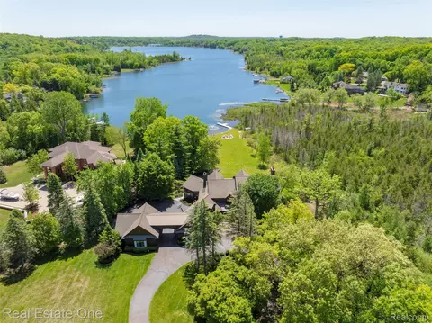 7689 Deerhill Dr, Village Of Clarkston, MI 48346