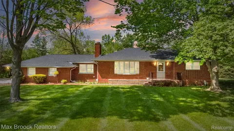 30025 Vernon Dr, Southfield, MI 48076