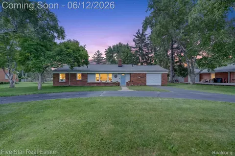 82 E Hurst Dr, Troy, MI 48085