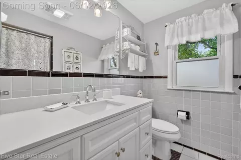 Bath - 82 E Hurst Dr, Troy, MI 48085 photo 2 of 3