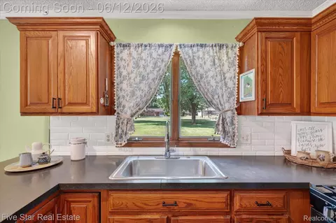 Kitchen - 82 E Hurst Dr, Troy, MI 48085 photo 4 of 5