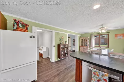 Kitchen - 82 E Hurst Dr, Troy, MI 48085 photo 5 of 5