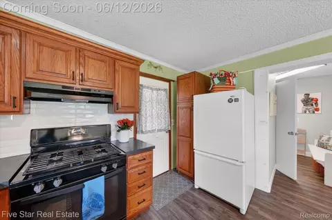 Kitchen - 82 E Hurst Dr, Troy, MI 48085 photo 2 of 5