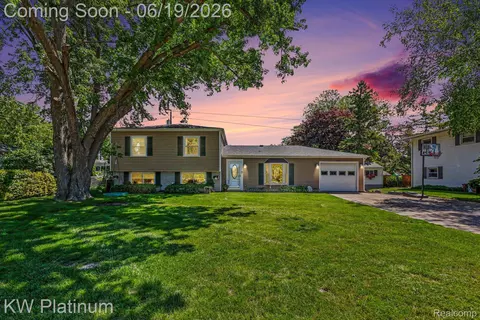 2346 Riverwood Dr, Port Huron, MI 48060