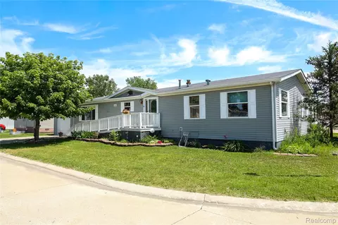 285 Madison Ct, White Lake, MI 48386