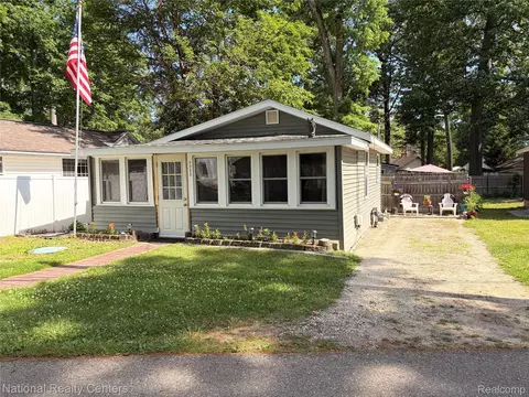 2025 Parkwood Ct, Brooklyn, MI 49230