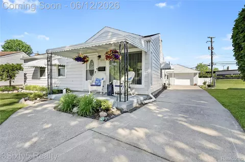 3223 S Stella Ct, Trenton, MI 48183