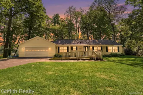 260 Ellsworth Lake Dr, Lyndon, MI 48137