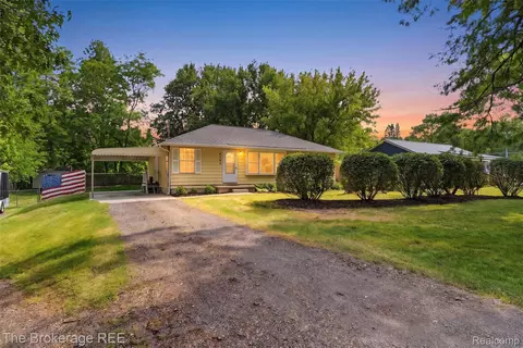 6509 Silver Lake Rd, Fenton, MI 48451