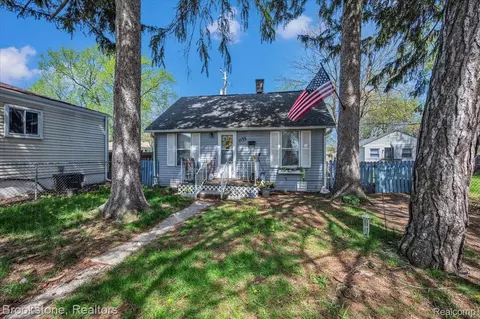 1133 E Bernhard Ave, Hazel Park, MI 48030