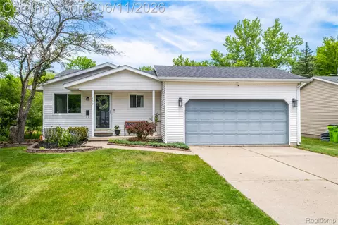 600 W Caroline St, Fenton, MI 48430