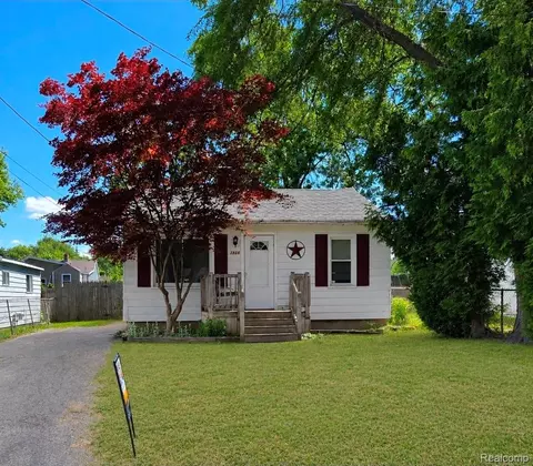 1386 Wells St, Burton, MI 48529