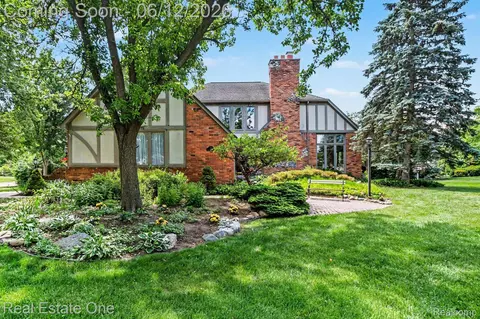 1751 Carpenter Dr, Troy, MI 48098