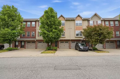 2138 Knotty Pine Trl, Howell, MI 48855
