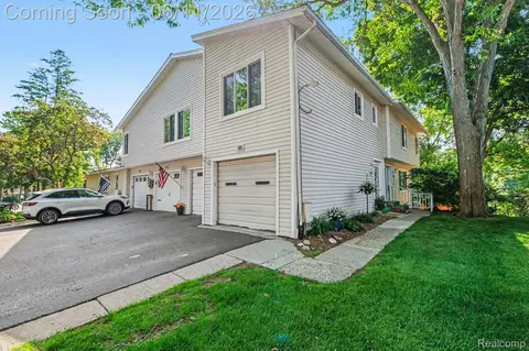 838 Corners Ct, Orion, MI 48362