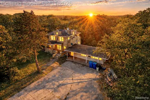 21855 Schoenherr Rd, Warren, MI 48089