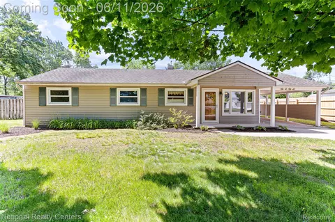 5191 Lynsue Ln, Waterford, MI 48327