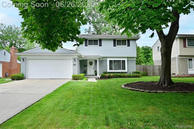 29981 Rock Creek Dr, Southfield, MI 48076
