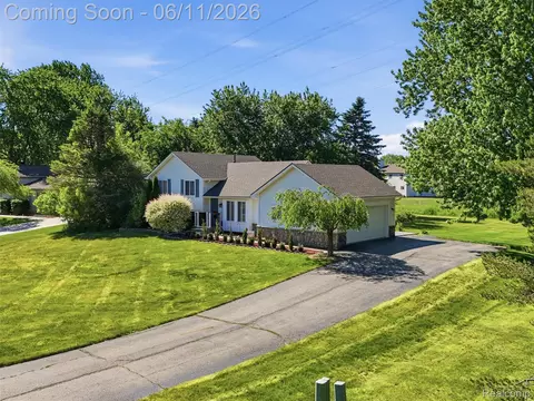 1087 Eagle Nest Dr, Oakland, MI 48306