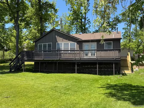 2130 Webster Park Dr, Genoa, MI 48843