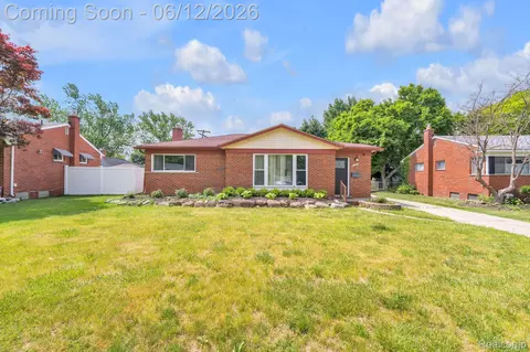 27827 Lyndon St, Livonia, MI 48154
