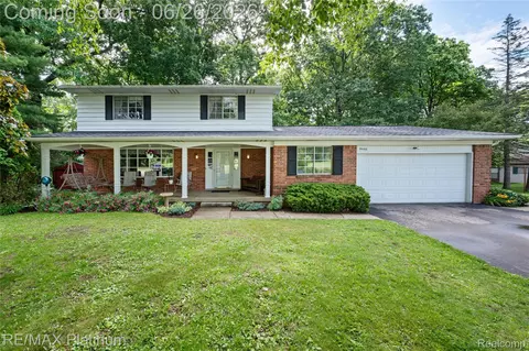 9460 Deer Park Ct, Tyrone, MI 48430