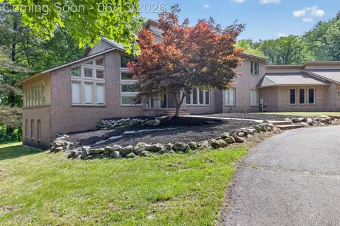9961 Cross Creek Dr, Green Oak, MI 48178