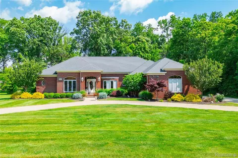 8454 Grays Dr, Grosse Ile, MI 48138