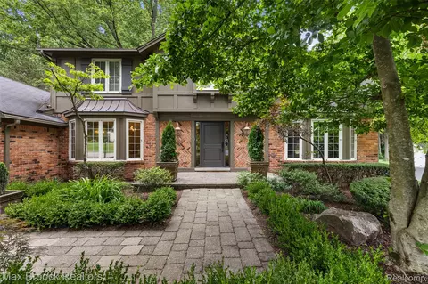 4627 Sunningdale Dr, Bloomfield Township, MI 48302