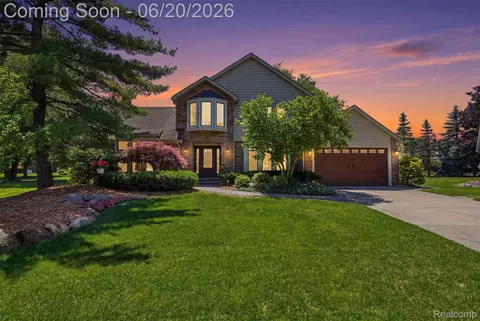 16141 W Blue Skies Dr, Livonia, MI 48154