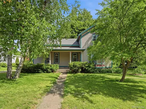 69 E Burdick St, Oxford, MI 48371