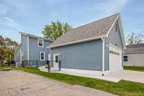 9474 Thames Blvd, White Lake, MI 48386