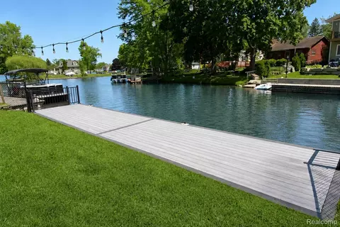 9474 Thames Blvd, White Lake, MI 48386