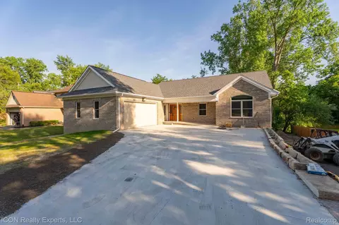 3907 Pontiac Lake Rd, Waterford, MI 48328