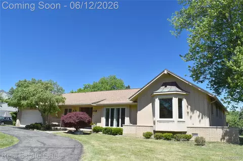 5324 Greenbriar Dr, West Bloomfield, MI 48323