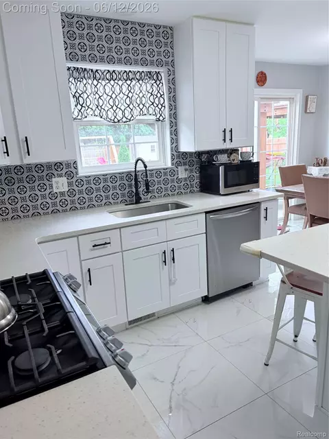 Kitchen - 38798 Covington Dr, Wayne, MI 48184 photo 7 of 9