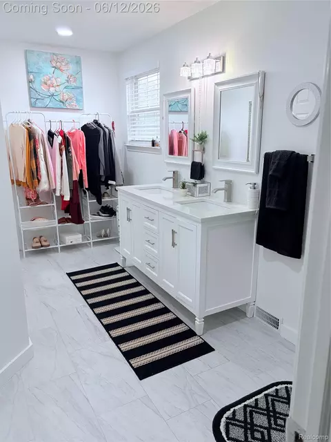 Bath - 38798 Covington Dr, Wayne, MI 48184 photo 3 of 8
