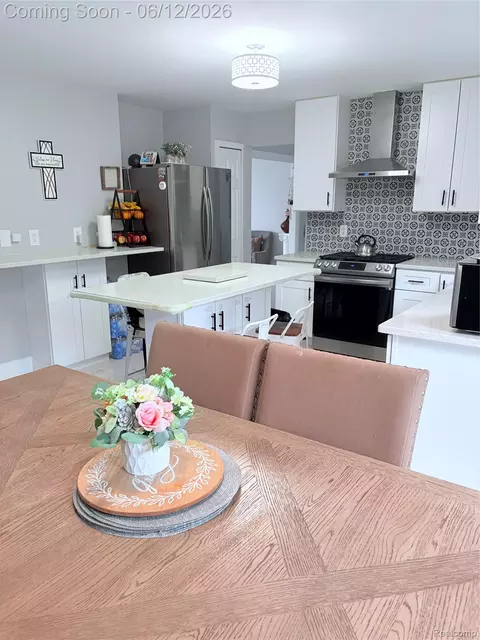 Kitchen - 38798 Covington Dr, Wayne, MI 48184 photo 2 of 9