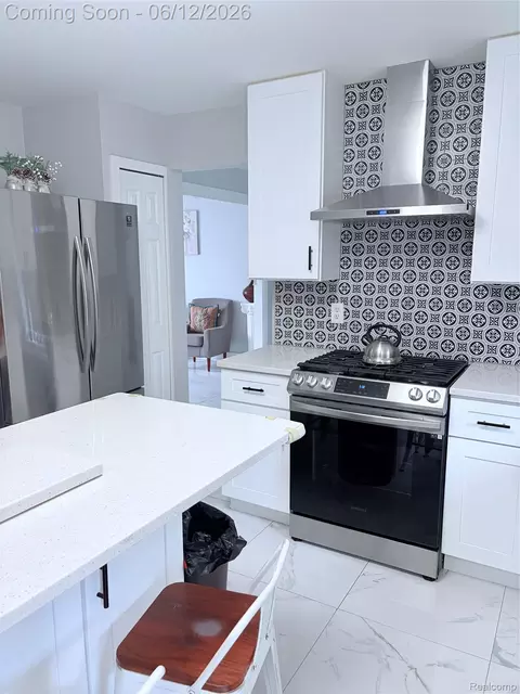 Kitchen - 38798 Covington Dr, Wayne, MI 48184 photo 4 of 9