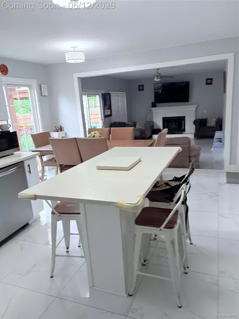 Kitchen - 38798 Covington Dr, Wayne, MI 48184 photo 8 of 9