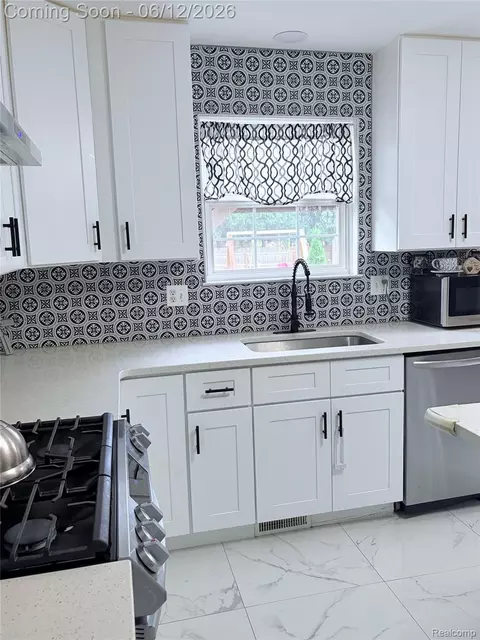 Kitchen - 38798 Covington Dr, Wayne, MI 48184 photo 6 of 9