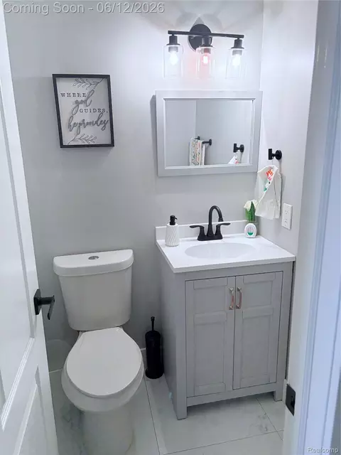 Bath - 38798 Covington Dr, Wayne, MI 48184 photo 1 of 8