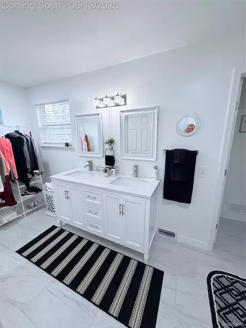 Bath - 38798 Covington Dr, Wayne, MI 48184 photo 6 of 8